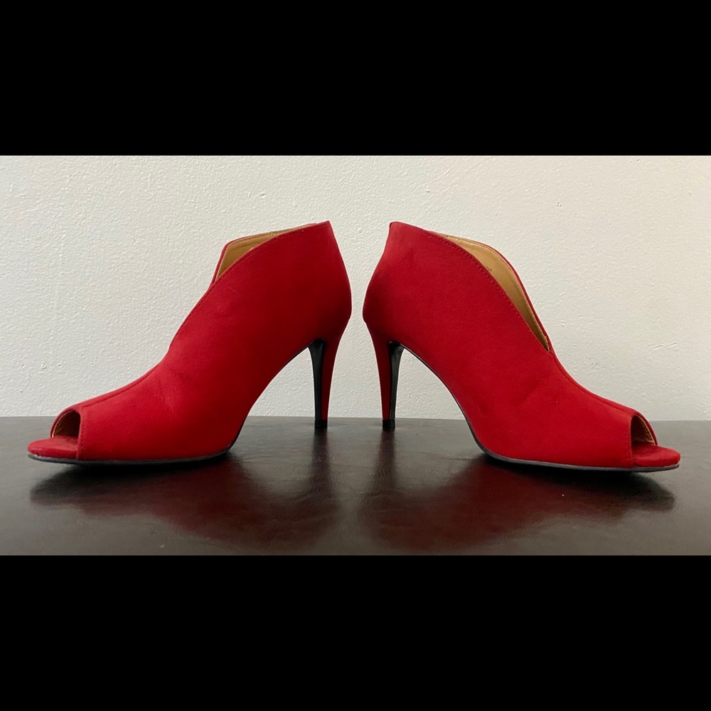 Classic Ellen Tracy ankle boots